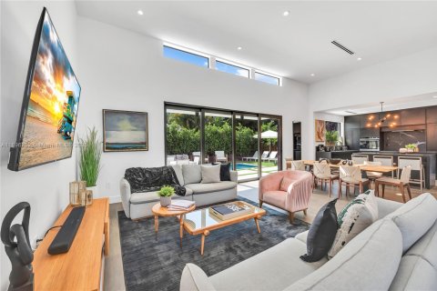 House in Miami, Florida 5 bedrooms, 187.38 sq.m. № 1949357 - photo 8