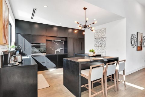 House in Miami, Florida 5 bedrooms, 187.38 sq.m. № 1949357 - photo 10