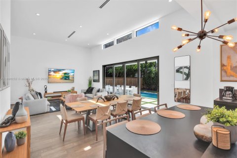 House in Miami, Florida 5 bedrooms, 187.38 sq.m. № 1949357 - photo 21