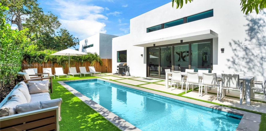 House in Miami, Florida 5 bedrooms, 187.38 sq.m. № 1949357
