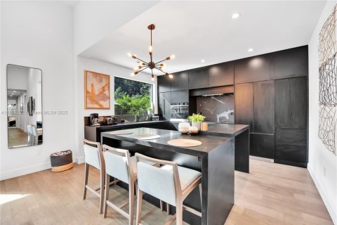 House in Miami, Florida 5 bedrooms, 187.38 sq.m. № 1949357 - photo 13