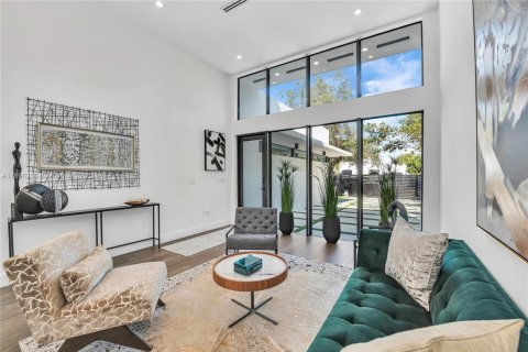 House in Miami, Florida 5 bedrooms, 187.38 sq.m. № 1949357 - photo 24