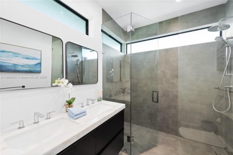 House in Miami, Florida 5 bedrooms, 187.38 sq.m. № 1949357 - photo 17