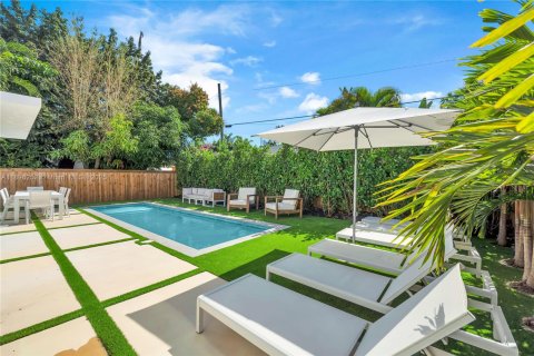 House in Miami, Florida 5 bedrooms, 187.38 sq.m. № 1949357 - photo 4