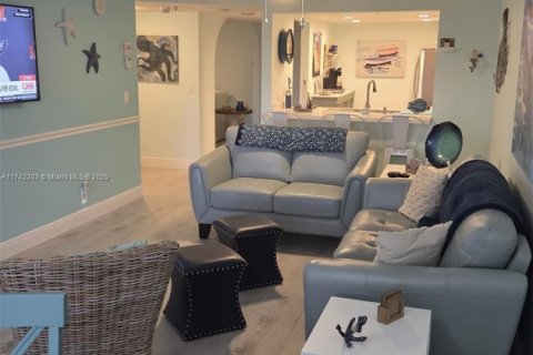 Condo in Hutchinson Island South, Florida, 2 bedrooms № 1959011 - photo 1