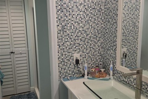 Condo in Hutchinson Island South, Florida, 2 bedrooms № 1959011 - photo 8