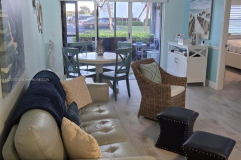 Condo in Hutchinson Island South, Florida, 2 bedrooms № 1959011 - photo 12