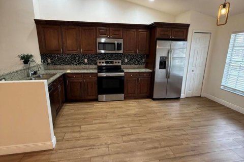 House in Port St. Lucie, Florida 3 bedrooms, 145.21 sq.m. № 2083213 - photo 6