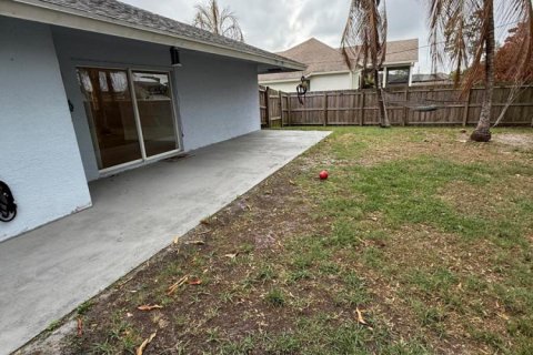 House in Port St. Lucie, Florida 3 bedrooms, 145.21 sq.m. № 2083213 - photo 14