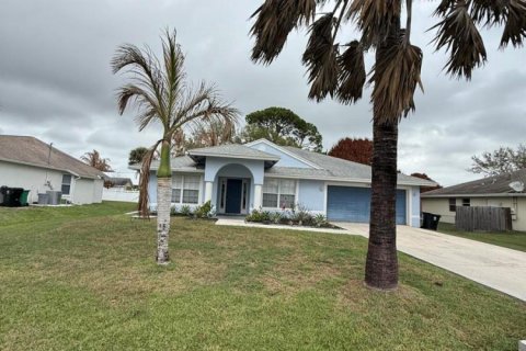 House in Port St. Lucie, Florida 3 bedrooms, 145.21 sq.m. № 2083213 - photo 2