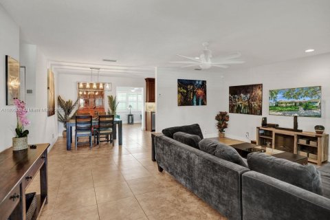 House in Lighthouse Point, Florida 3 bedrooms, 172.43 sq.m. № 1739176 - photo 6