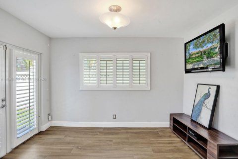 House in Lighthouse Point, Florida 3 bedrooms, 172.43 sq.m. № 1739176 - photo 21