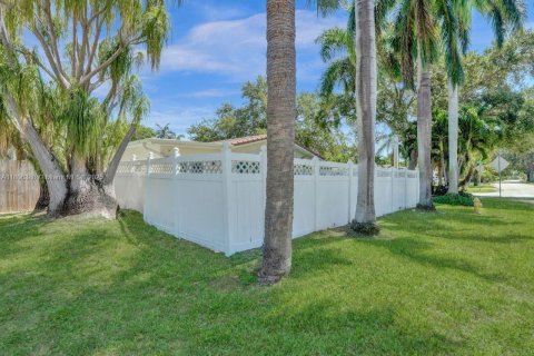 House in Lighthouse Point, Florida 3 bedrooms, 172.43 sq.m. № 1739176 - photo 29