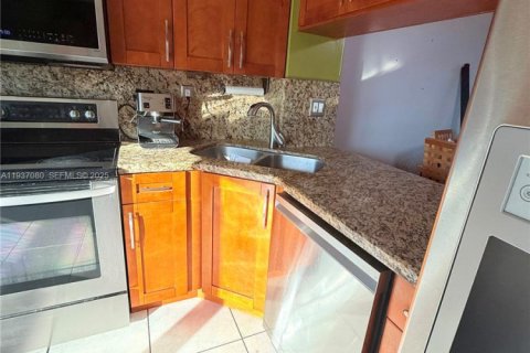 Touwnhouse à louer à Hialeah, Floride: 3 chambres, 117.15 m2 № 1994849 - photo 9