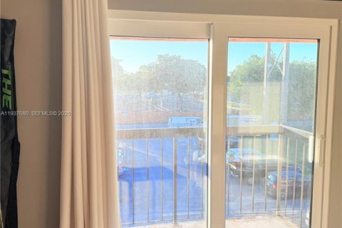 Touwnhouse à louer à Hialeah, Floride: 3 chambres, 117.15 m2 № 1994849 - photo 13