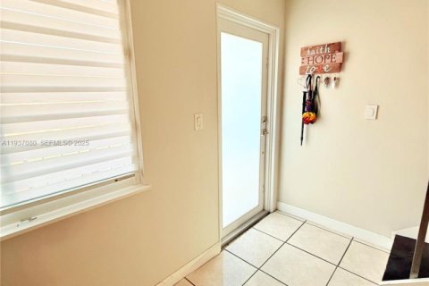 Touwnhouse à louer à Hialeah, Floride: 3 chambres, 117.15 m2 № 1994849 - photo 2