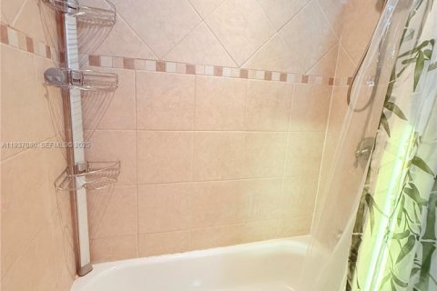 Touwnhouse à louer à Hialeah, Floride: 3 chambres, 117.15 m2 № 1994849 - photo 12