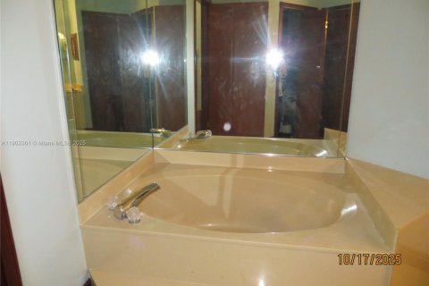 Casa en venta en Miami, Florida, 3 dormitorios, 212.1 m2 № 1954737 - foto 20