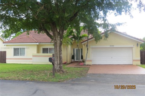 Casa en venta en Miami, Florida, 3 dormitorios, 212.1 m2 № 1954737 - foto 1