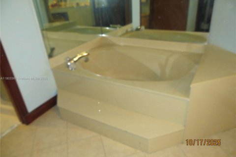 Casa en venta en Miami, Florida, 3 dormitorios, 212.1 m2 № 1954737 - foto 21