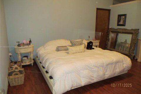 Casa en venta en Miami, Florida, 3 dormitorios, 212.1 m2 № 1954737 - foto 17