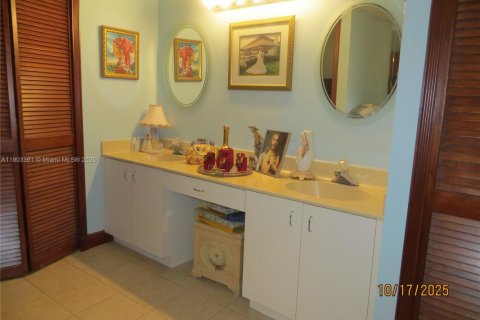 Casa en venta en Miami, Florida, 3 dormitorios, 212.1 m2 № 1954737 - foto 23