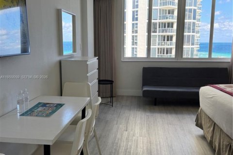 Condo in Sunny Isles Beach, Florida  № 2052851 - photo 2