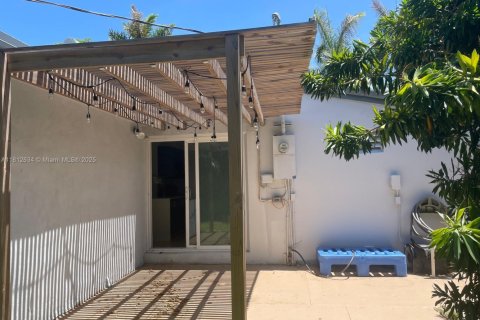 House in Hallandale Beach, Florida 3 bedrooms, 154.4 sq.m. № 1875206 - photo 15