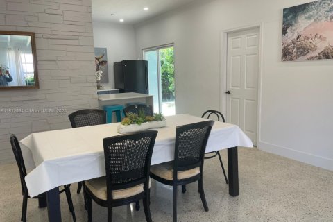 House in Hallandale Beach, Florida 3 bedrooms, 154.4 sq.m. № 1875206 - photo 16