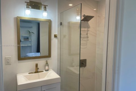 House in Hallandale Beach, Florida 3 bedrooms, 154.4 sq.m. № 1875206 - photo 2