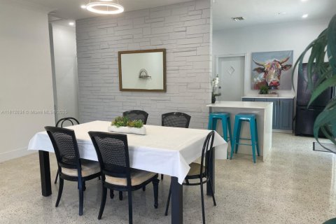 House in Hallandale Beach, Florida 3 bedrooms, 154.4 sq.m. № 1875206 - photo 5