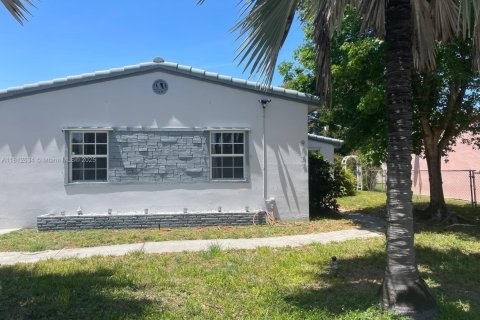 House in Hallandale Beach, Florida 3 bedrooms, 154.4 sq.m. № 1875206 - photo 12