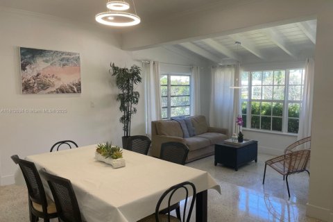 House in Hallandale Beach, Florida 3 bedrooms, 154.4 sq.m. № 1875206 - photo 6