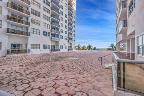 Condo in Miami Beach, Florida, 2 bedrooms  № 2059990 - photo 27