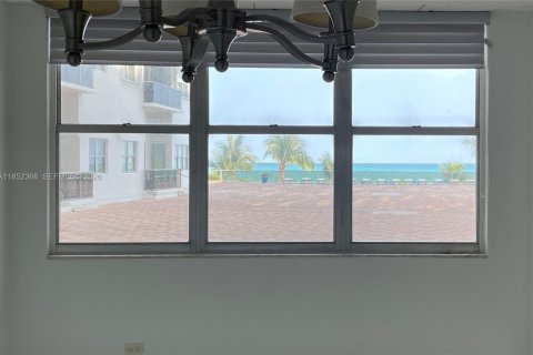 Condo in Miami Beach, Florida, 2 bedrooms  № 2059990 - photo 16