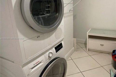 Condo in Miami Beach, Florida, 2 bedrooms  № 2059990 - photo 12