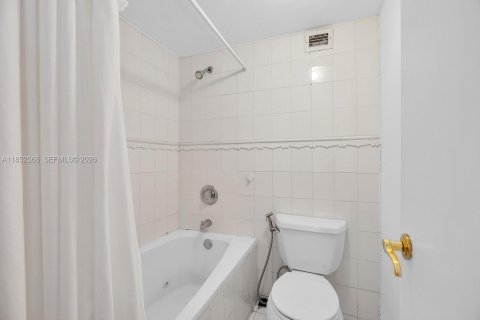 Condo in Miami Beach, Florida, 2 bedrooms  № 2059990 - photo 21