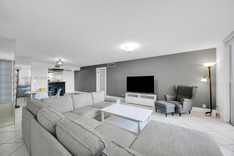 Condo in Miami Beach, Florida, 2 bedrooms  № 2059990 - photo 25