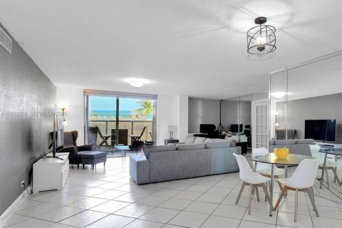 Condo in Miami Beach, Florida, 2 bedrooms  № 2059990 - photo 3