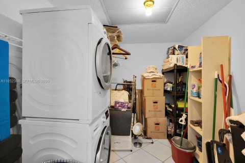 Condo in Miami Beach, Florida, 2 bedrooms  № 2059990 - photo 13