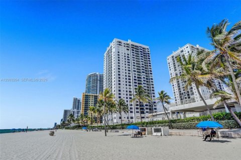 Condo in Hollywood, Florida, 2 bedrooms  № 2068940 - photo 18