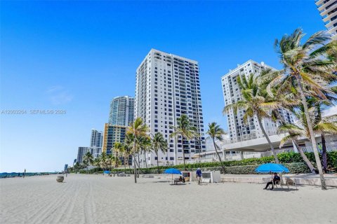 Condo in Hollywood, Florida, 2 bedrooms  № 2068940 - photo 17