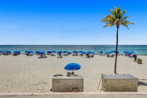 Condo in Hollywood, Florida, 2 bedrooms  № 2068940 - photo 16