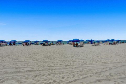 Condo in Hollywood, Florida, 2 bedrooms  № 2068940 - photo 15