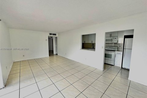 Copropriété à louer à Doral, Floride: 1 chambre, 72.46 m2 № 2368035 - photo 3