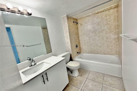 Copropriété à louer à Doral, Floride: 1 chambre, 72.46 m2 № 2368035 - photo 2