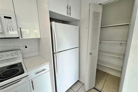 Copropriété à louer à Doral, Floride: 1 chambre, 72.46 m2 № 2368035 - photo 8