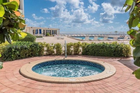 Copropriété à louer à Hollywood, Floride: 2 chambres, 127.28 m2 № 2023949 - photo 19