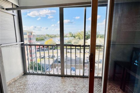 Купить кондоминиум в Норт-Майами-Бич, Флорида 2 спальни, 102.29м2, № 1960918 - фото 27