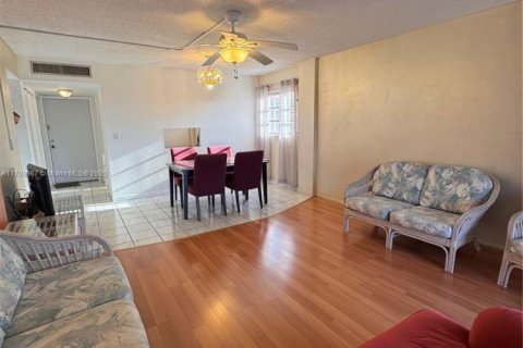 Купить кондоминиум в Норт-Майами-Бич, Флорида 2 спальни, 102.29м2, № 1960918 - фото 26